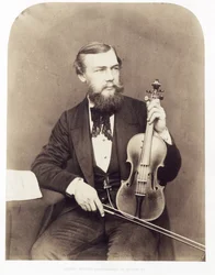 Violist zittend met Stradivarius